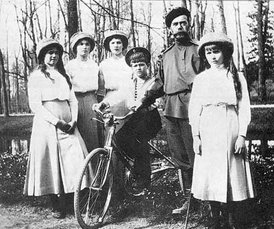 Государь Николай II на прогулке с детьми. Царское Село. 1912 г.